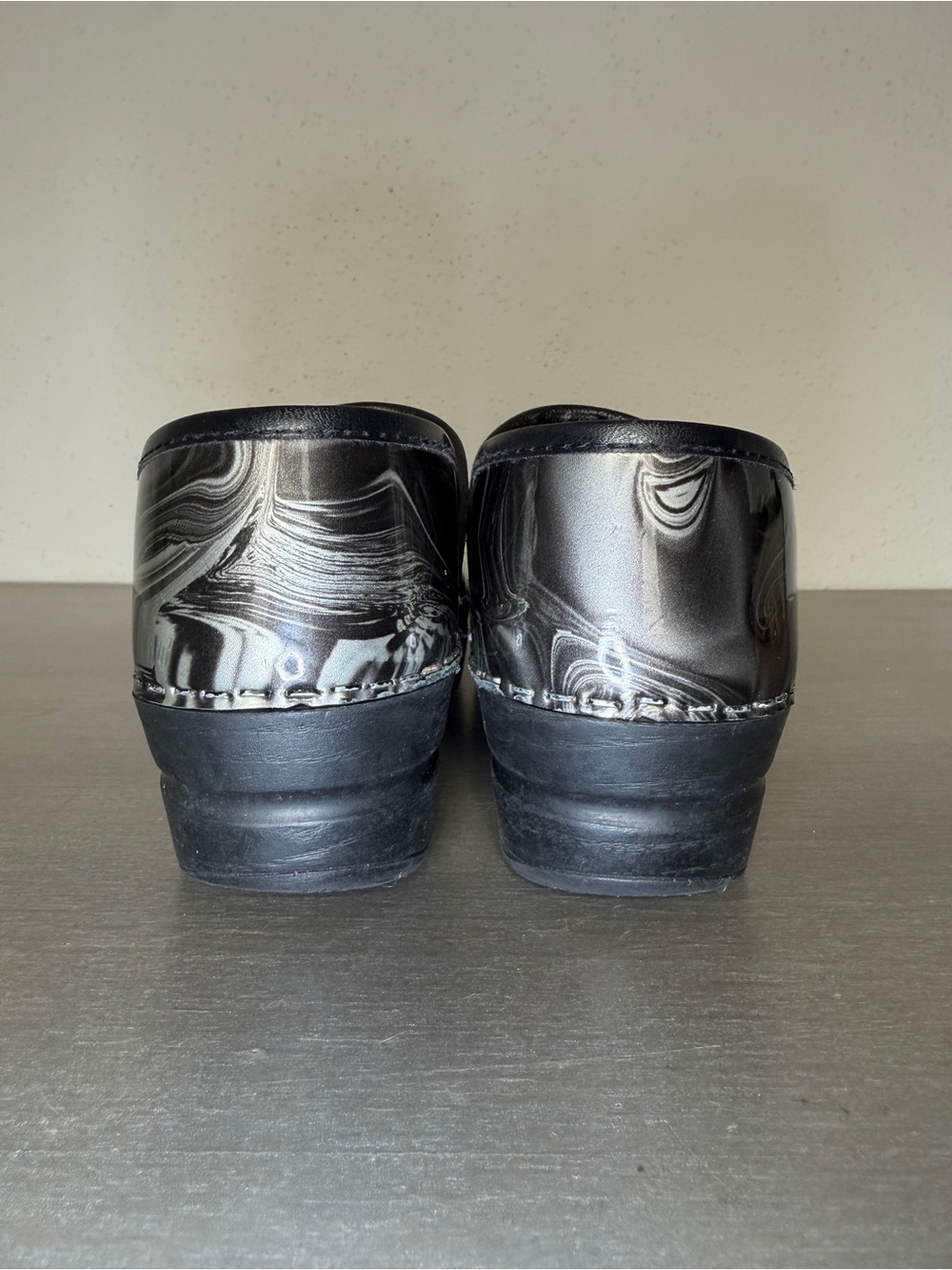 Sanita Original  Black/Silver Grey Abstract Design Patent Clogs Size 37 Very Gd - Picture 8 of 9